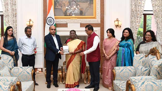 ಮನ್ ಕಿ ಬಾತ್.. ರಾಷ್ಟ್ರಪತಿ ದ್ರೌಪದಿಗೆ ಶತ ಸಂಚಿಕೆಗಳ ಪುಸ್ತಕ ಹಸ್ತಾಂತರ