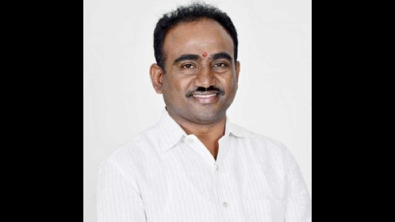 ಹೆಚ್ಡಿಕೆ ವಿರುದ್ಧ ಪೋಸ್ಟರ್ ಅಂಟಿಸಿರುವ ಹಿಂದೆ ಡಿಕೆ ಶಿವಕುಮಾರ್ ಕೈವಾಡವಿದೆ: ಜೆಡಿಎಸ್ ಮಾಜಿ ಶಾಸಕ ಹೆಚ್ಡಿಕೆ ವಿರುದ್ಧ ಪೋಸ್ಟರ್ ಅಂಟಿಸಿರುವ ಹಿಂದೆ ಡಿಕೆ ಶಿವಕುಮಾರ್ ಕೈವಾಡವಿದೆ: ಜೆಡಿಎಸ್ ಮಾಜಿ ಶಾಸಕ