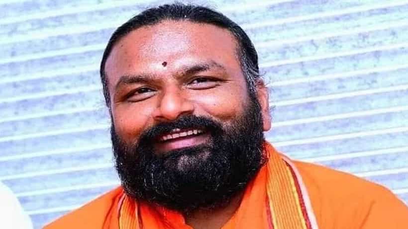 ಎಂಎಲ್ಎ ಟಿಕೆಟ್ ವಂಚನೆ ಕೇಸ್ನಲ್ಲಿ ಪರಪ್ಪನ ಅಗ್ರಹಾರ ಸೇರಿದ್ದ ಹಾಲಶ್ರೀ ಬಿಡುಗಡೆ, ಕೇಸರಿ ಶಾಲು ಹಾಕಿ ಸ್ವಾಗತಿಸಿದ ಪ್ರಮೋದ್ ಮುತಾಲಿಕ್