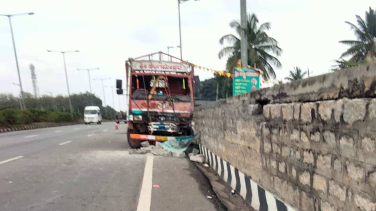 ಲಾರಿ ಡಿಕ್ಕಿಯಾಗಿ ಇಬ್ಬರು ಸಾವು: ಪ್ರತಿಭಟನೆಯಲ್ಲಿ ಭಾಗಿಯಾಗಲು ತೆರಳುತ್ತಿದ್ದವರು ಮಸಣ ಸೇರಿದರು! ಲಾರಿ ಡಿಕ್ಕಿಯಾಗಿ ಇಬ್ಬರು ಸಾವು: ಪ್ರತಿಭಟನೆಯಲ್ಲಿ ಭಾಗಿಯಾಗಲು ತೆರಳುತ್ತಿದ್ದವರು ಮಸಣ ಸೇರಿದರು!