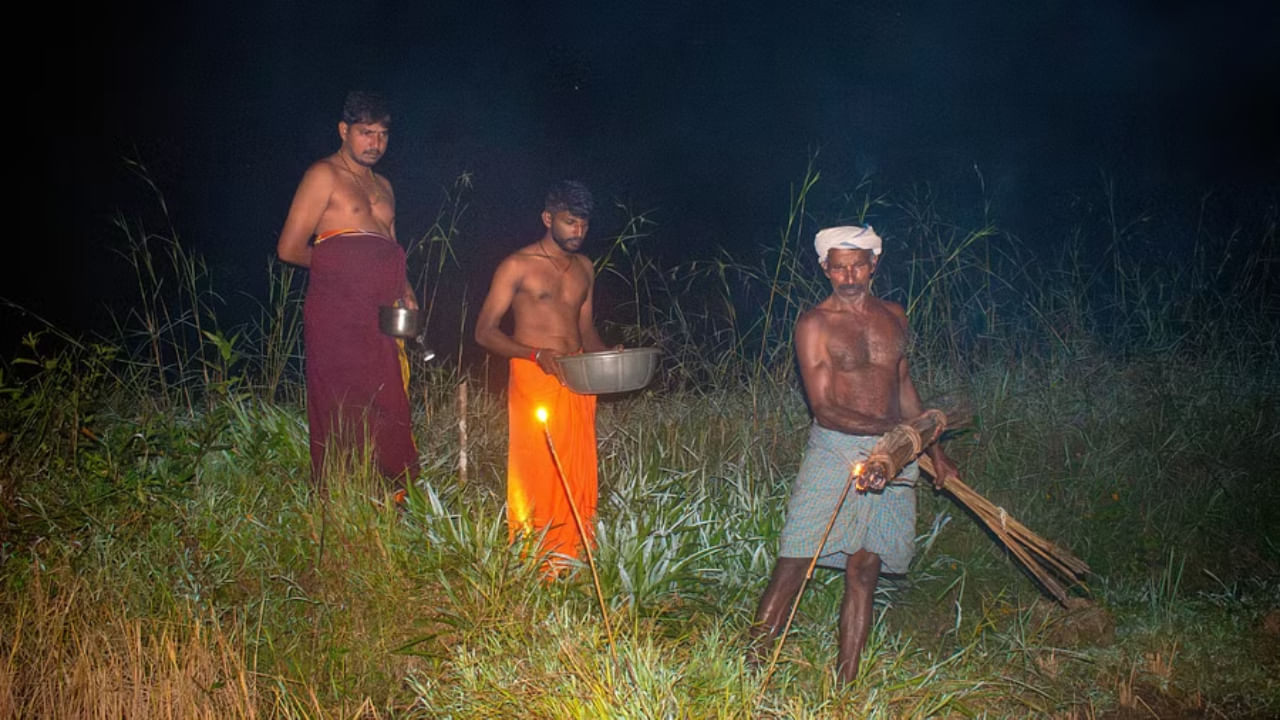 ತುಳುನಾಡಿನಲ್ಲಿ ರಾಜ ಬಲಿಯೇಂದ್ರನನ್ನು ಕೂ ಎಂದು ಪ್ರತಿಧ್ವನಿಸುತ್ತಾ ಸ್ವಾಗತ ಕೋರುವುದು- ದೀಪಾವಳಿ ಸಮಯದಲ್ಲಿ ನಡೆಯುತ್ತದೆ ಆ ಅಸಂಭವನೀಯ ಆಚರಣೆ