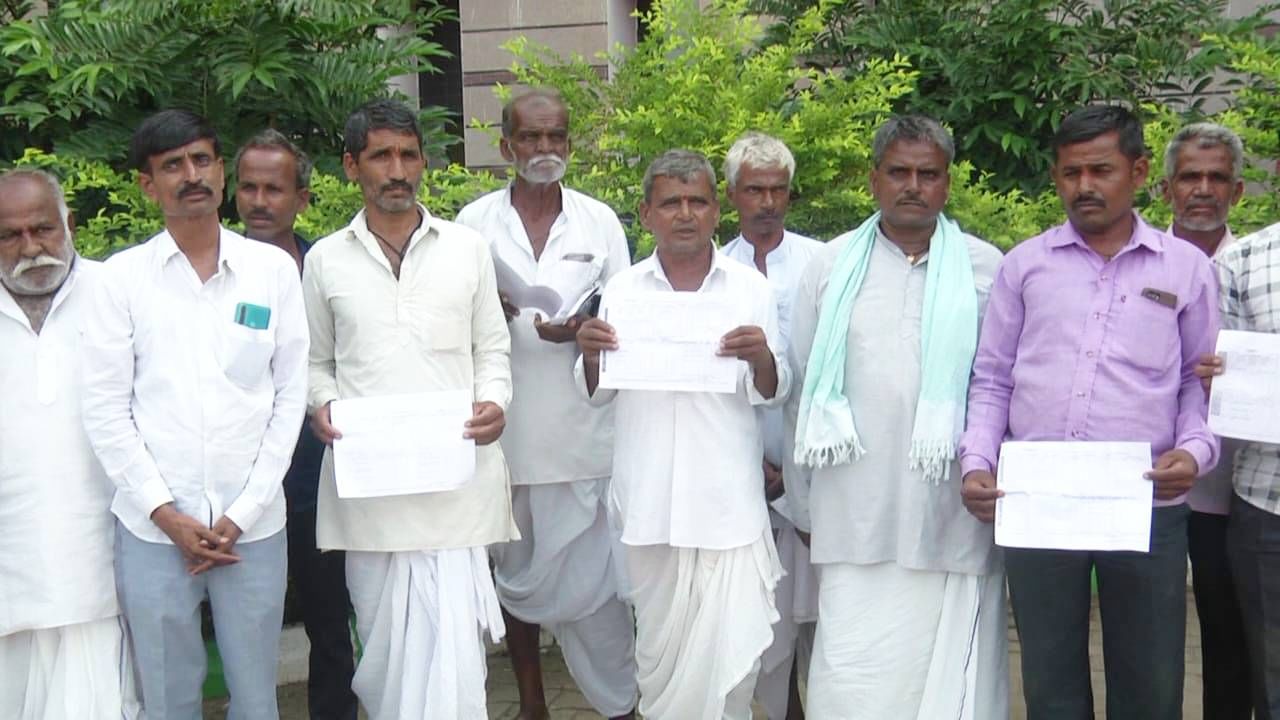ರೈತರ ಸ್ವಂತ ಜಮೀನಿನ ಪಹಣಿ ಪತ್ರದಲ್ಲಿ ಸರಕಾರ ಎಂದು ಬದಲಾವಣೆ ಆರೋಪ; ದಶಕಗಳಿಂದ ಬಗೆಹರೆಯದ 118 ರೈತ ಕುಟುಂಬಗಳ ಗೋಳಾಟ ರೈತರ ಸ್ವಂತ ಜಮೀನಿನ ಪಹಣಿ ಪತ್ರದಲ್ಲಿ ಸರಕಾರ ಎಂದು ಬದಲಾವಣೆ ಆರೋಪ; ದಶಕಗಳಿಂದ ಬಗೆಹರೆಯದ 118 ರೈತ ಕುಟುಂಬಗಳ ಗೋಳಾಟ