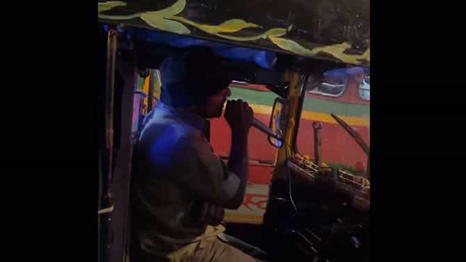 ಟ್ರಾಫಿಕ್​​ನಲ್ಲಿ ಆಟೊ ಚಾಲಕನ ಗಾಯನ, ಎಲ್ಲೆಡೆ ಇಂಥವರಿರಲಿ ಎಂದ ನೆಟ್ಟಿಗರು