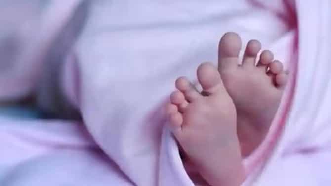 ಪಕ್ಕದ ಮನೆಯ ಬಾತ್​ರೂಂನಲ್ಲಿ ಪ್ಲಾಸ್ಟಿಕ್​ ಚೀಲದಲ್ಲಿ ಮಗುವಿನ ಶವ ಪತ್ತೆ