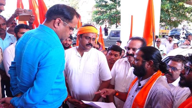 ಕಾರ್ಯಕರ್ತರ ಗಡಿಪಾರು ಖಂಡಿಸಿ ಪುತ್ತೂರಿನಲ್ಲಿ ಭಜರಂಗದಳ, ಬಿಜೆಪಿ ಪ್ರತಿಭಟನೆ