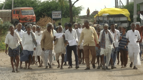 ಫಸಲು ಭೀಮಾ ಯೋಜನೆಯಡಿ 35 ಕೋಟಿ ರೂ. ಬಿಡುಗಡೆ: ಹಣ ನೀಡದ ಜಿಲ್ಲಾಡಳಿತ ವಿರುದ್ಧ ರೈತರು ಆಕ್ರೋಶ ಫಸಲು ಭೀಮಾ ಯೋಜನೆಯಡಿ 35 ಕೋಟಿ ರೂ. ಬಿಡುಗಡೆ: ಹಣ ನೀಡದ ಜಿಲ್ಲಾಡಳಿತ ವಿರುದ್ಧ ರೈತರು ಆಕ್ರೋಶ
