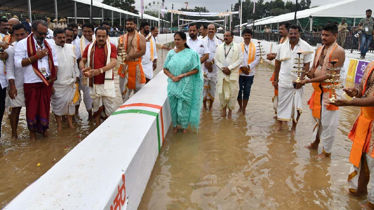 ಕಂಬಳ ಕೆರೆಗೆ ಪೂಜೆಯೂ ನೆರವೇರಿಸಲಾಯಿತು. ಪುತ್ತೂರಿನ ಶಾಸಕರೂ ಆಗಿರುವ ಬೆಂಗಳೂರು ಕಂಬಳ ಸಮಿತಿಯ ಅಧ್ಯಕ್ಷ ಅಶೋಕ್ ರೈ, ಕೇಂದ್ರಸಚಿವೆ ಶೋಭಾಕರಂದ್ಲಾಜೆ ಇದ್ದರು.
