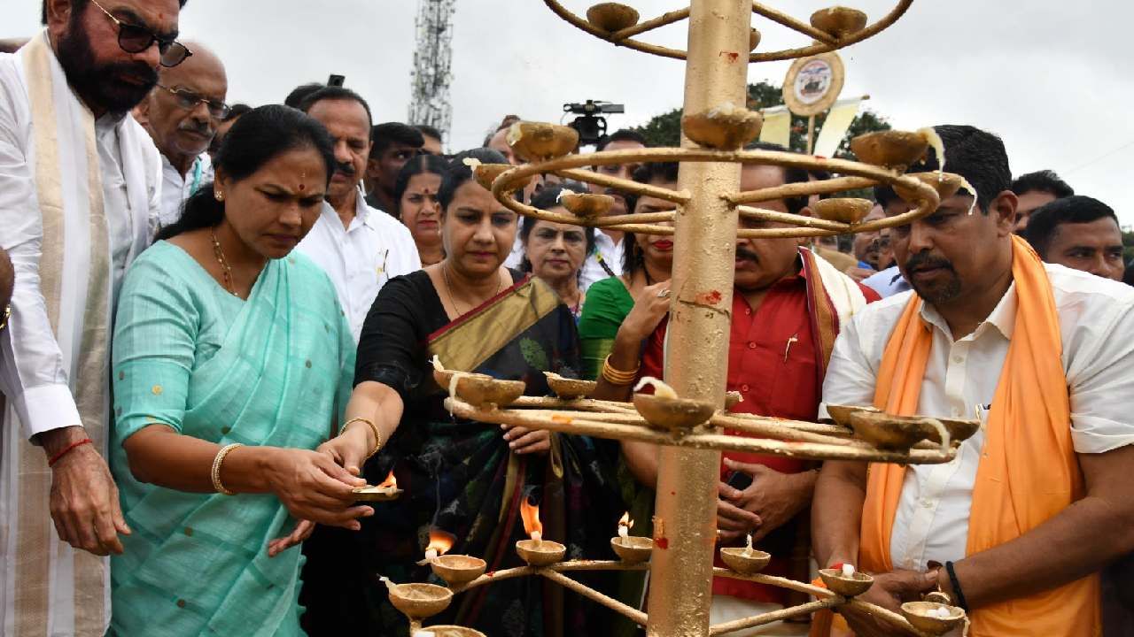 ದಿವಂಗತ ನಟ ಡಾ.ಪುನೀತ್ ರಾಜ್​ಕುಮಾರ್ ಅವರ ಪತ್ನಿ ಅಶ್ಚಿನಿ ಪುನೀತ್ ರಾಜ್​ಕುಮಾರ್ ಅವರು ಕಂಬಳದ ಕೆರೆಗೆ ಚಾಲನೆ ನೀಡಿದರು. ಈ ವೇಳೆ ಕೇಂದ್ರಸಚಿವೆ ಶೋಭಾ ಕರಂದ್ಲಾಜೆ ಕೂಡ ಜೊತೆಗಿದ್ದರು.
