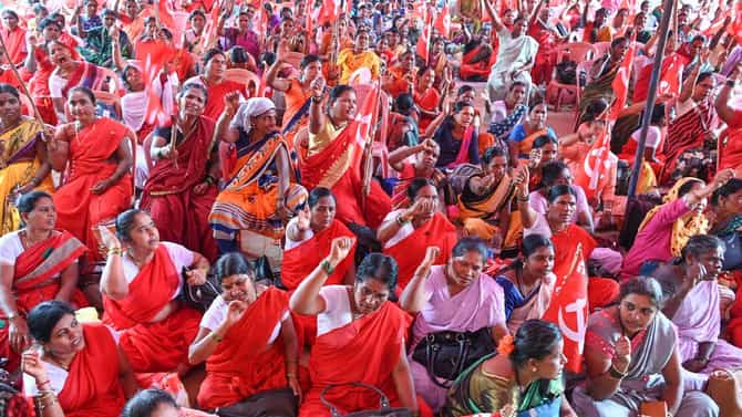 ಸಿಡಿದೆದ್ದ ಬಿಸಿಯೂಟ, ಅಂಗನವಾಡಿ ಕಾರ್ಯಕರ್ತೆಯರು, ಸರ್ಕಾರಕ್ಕೆ ಟ್ರಬಲ್