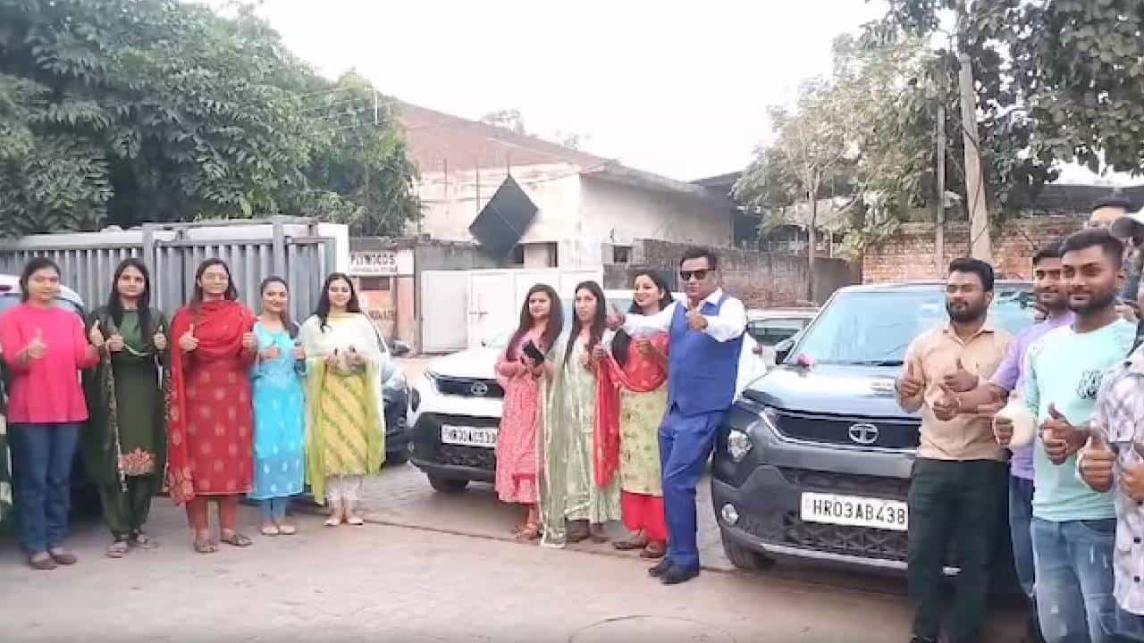 ತನ್ನ ಉದ್ಯೋಗಿಗಳಿಗೆ ದೀಪಾವಳಿ ಉಡುಗೊರೆಯಾಗಿ ಕಾರುಗಳನ್ನು ನೀಡಿದ ಕಂಪನಿ ತನ್ನ ಉದ್ಯೋಗಿಗಳಿಗೆ ದೀಪಾವಳಿ ಉಡುಗೊರೆಯಾಗಿ ಕಾರುಗಳನ್ನು ನೀಡಿದ ಕಂಪನಿ