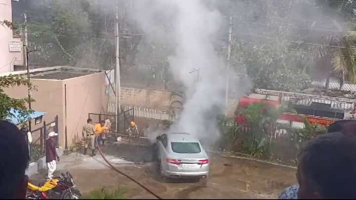 ಮದುಮಗ ಇದ್ದ ಜಾಗ್ವಾರ್ ಕಾರಿನಲ್ಲಿ ಬೆಂಕಿ, ಮುಂದೇನಾಯ್ತು? ವಿಡಿಯೋ ನೋಡಿ ಮದುಮಗ ಇದ್ದ ಜಾಗ್ವಾರ್ ಕಾರಿನಲ್ಲಿ ಬೆಂಕಿ, ಮುಂದೇನಾಯ್ತು? ವಿಡಿಯೋ ನೋಡಿ