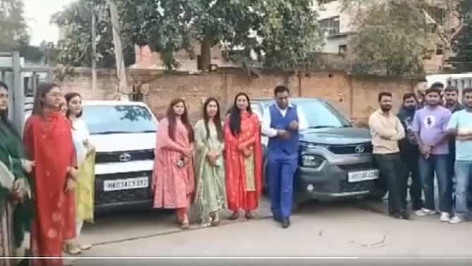 ದೀಪಾವಳಿ ಹಬ್ಬಕ್ಕೆ ಕಾರು, ಬೈಕ್ ಗಿಫ್ಟ್ ಪಡೆದ ಉದ್ಯೋಗಿಗಳು