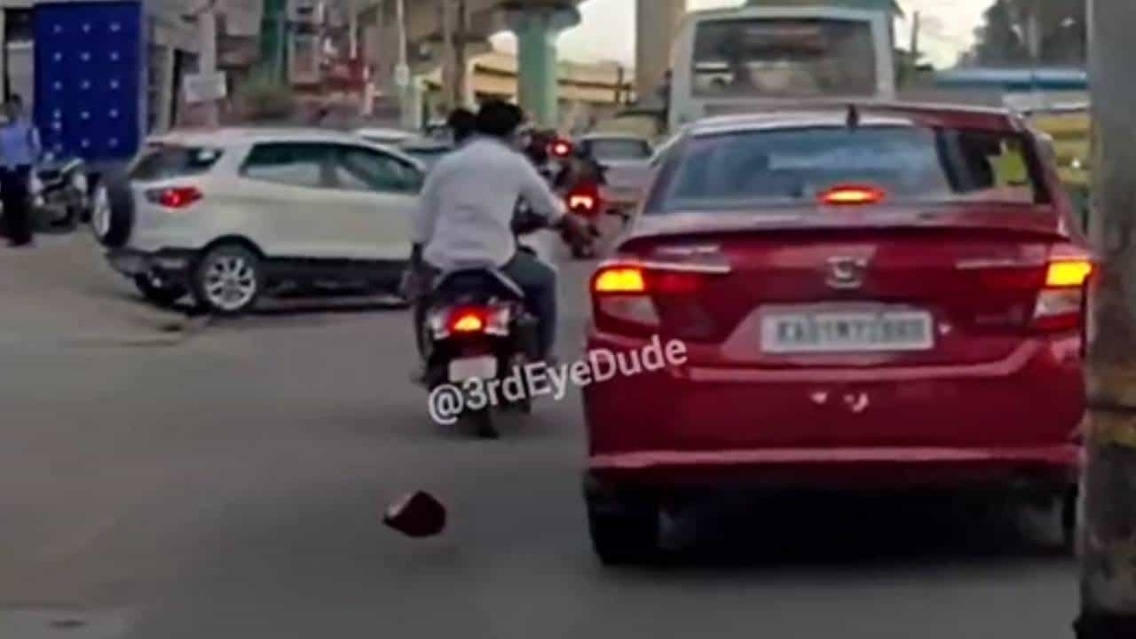 Video: ಬೈಕ್ ಸವಾರನ ದುರ್ವತನೆ: ಚಲಿಸುತಿದ್ದ ಕಾರು ಮಿರರ್ ಹೊಡೆದು ಪರಾರಿ: ಎಫ್ಐಆರ್ ದಾಖಲು Video: ಬೈಕ್ ಸವಾರನ ದುರ್ವತನೆ: ಚಲಿಸುತಿದ್ದ ಕಾರು ಮಿರರ್ ಹೊಡೆದು ಪರಾರಿ: ಎಫ್ಐಆರ್ ದಾಖಲು