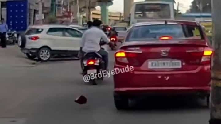 Video: ಬೈಕ್ ಸವಾರನ ದುರ್ವತನೆ: ಚಲಿಸುತಿದ್ದ ಕಾರು ಮಿರರ್ ಹೊಡೆದು ಪರಾರಿ: ಎಫ್ಐಆರ್ ದಾಖಲು Video: ಬೈಕ್ ಸವಾರನ ದುರ್ವತನೆ: ಚಲಿಸುತಿದ್ದ ಕಾರು ಮಿರರ್ ಹೊಡೆದು ಪರಾರಿ: ಎಫ್ಐಆರ್ ದಾಖಲು