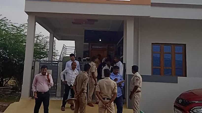 ಚಿತ್ರದುರ್ಗ ಪೊಲೀಸರ ದಾಳಿ: ಅಕ್ರಮವಾಗಿ ಸಂಗ್ರಹಿಸಿದ್ದ 3 ಕೋಟಿ ಮೌಲ್ಯದ ಆನೆದಂತ, ಶ್ರೀಗಂಧ, ರಕ್ತಚಂದನ ವಶ; ಇಬ್ಬರು ಅರೆಸ್ಟ್