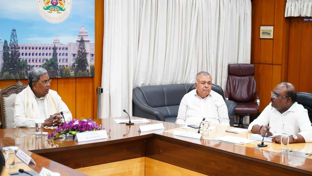 ನಾಲ್ಕು ಗ್ಯಾರಂಟಿ ಯೋಜನೆಗಳ ಅನುಷ್ಠಾನ ಪ್ರಗತಿ ಕುರಿತು ಸಿಎಂ ಅಧ್ಯಕ್ಷತೆಯಲ್ಲಿ ಸಭೆ;ಇಲ್ಲಿದೆ ವಿವರ ನಾಲ್ಕು ಗ್ಯಾರಂಟಿ ಯೋಜನೆಗಳ ಅನುಷ್ಠಾನ ಪ್ರಗತಿ ಕುರಿತು ಸಿಎಂ ಅಧ್ಯಕ್ಷತೆಯಲ್ಲಿ ಸಭೆ;ಇಲ್ಲಿದೆ ವಿವರ