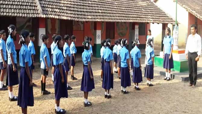ಒಂದು ಶಾಲೆಯ ಮಕ್ಕಳಿಗೆ ಶೂ, ಮತ್ತೊಂದು ಶಾಲೆ ಮಕ್ಕಳಿಗೆ ಚಪ್ಪಲಿ; ಇಲ್ಲಿದೆ
