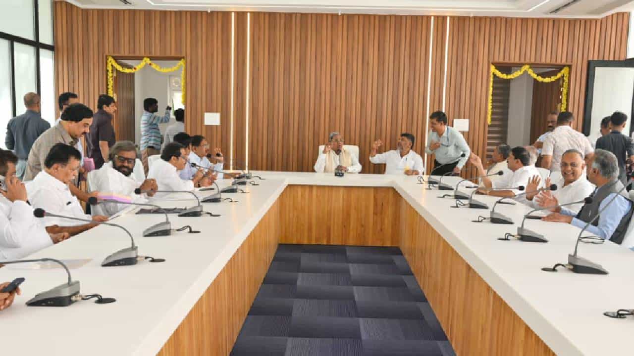 ಉಪಹಾರಕೂಟ ನೆಪದಲ್ಲಿ ಸಚಿವರೊಂದಿಗೆ ಸಿಎಂ, ಡಿಸಿಎಂ ಮಹತ್ವದ ಸಭೆ: ಇಲ್ಲಿದೆ ಸಭೆಯ ಇನ್ಸೈಡ್ ಡಿಟೇಲ್ಸ್ ಉಪಹಾರಕೂಟ ನೆಪದಲ್ಲಿ ಸಚಿವರೊಂದಿಗೆ ಸಿಎಂ, ಡಿಸಿಎಂ ಮಹತ್ವದ ಸಭೆ: ಇಲ್ಲಿದೆ ಸಭೆಯ ಇನ್ಸೈಡ್ ಡಿಟೇಲ್ಸ್