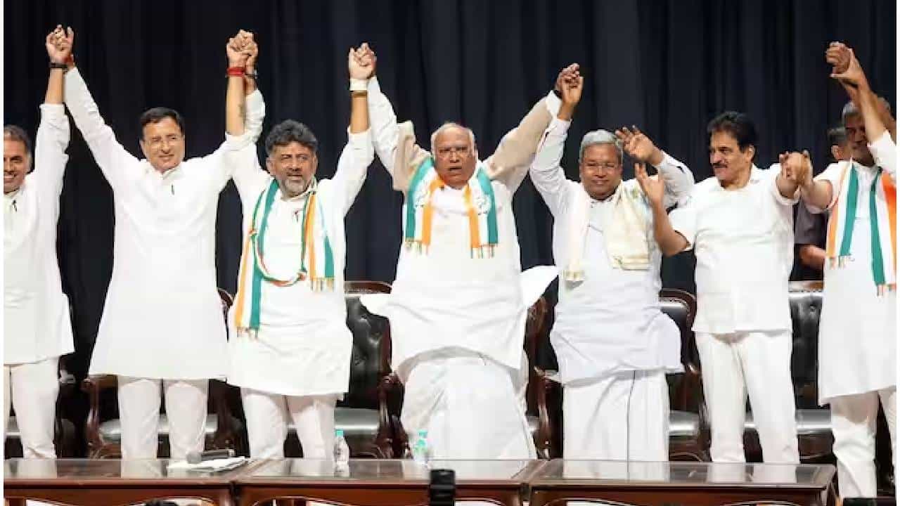 ಕರ್ನಾಟಕ ಕಾಂಗ್ರೆಸ್ನಲ್ಲಿ ಮಹತ್ವದ ರಾಜಕೀಯ ಬೆಳವಣಿಗೆ: ರಾತ್ರೋ ರಾತ್ರಿ ಬೆಂಗಳೂರಿಗೆ ಬಂದ ಹೈಕಮಾಂಡ್ ನಾಯಕರು ಕರ್ನಾಟಕ ಕಾಂಗ್ರೆಸ್ನಲ್ಲಿ ಮಹತ್ವದ ರಾಜಕೀಯ ಬೆಳವಣಿಗೆ: ರಾತ್ರೋ ರಾತ್ರಿ ಬೆಂಗಳೂರಿಗೆ ಬಂದ ಹೈಕಮಾಂಡ್ ನಾಯಕರು