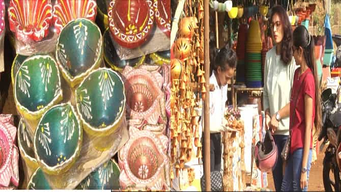 ಬೀದರ್: ಚೀನಿ ಹಣತೆಗಳ ಹೊಳಪಿಗೆ ಮಾರುಹೋದ ಗ್ರಾಹಕರು;ಮಣ್ಣಿನ ಹಣತೆ ಕೇಳೋರಿಲ್ಲ