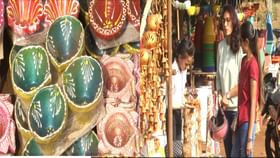 ಬೀದರ್: ಚೀನಿ ಹಣತೆಗಳ ಹೊಳಪಿಗೆ ಮಾರುಹೋದ ಗ್ರಾಹಕರು;ಮಣ್ಣಿನ ಹಣತೆ ಕೇಳೋರಿಲ್ಲ ಬೀದರ್: ಚೀನಿ ಹಣತೆಗಳ ಹೊಳಪಿಗೆ ಮಾರುಹೋದ ಗ್ರಾಹಕರು;ಮಣ್ಣಿನ ಹಣತೆ ಕೇಳೋರಿಲ್ಲ