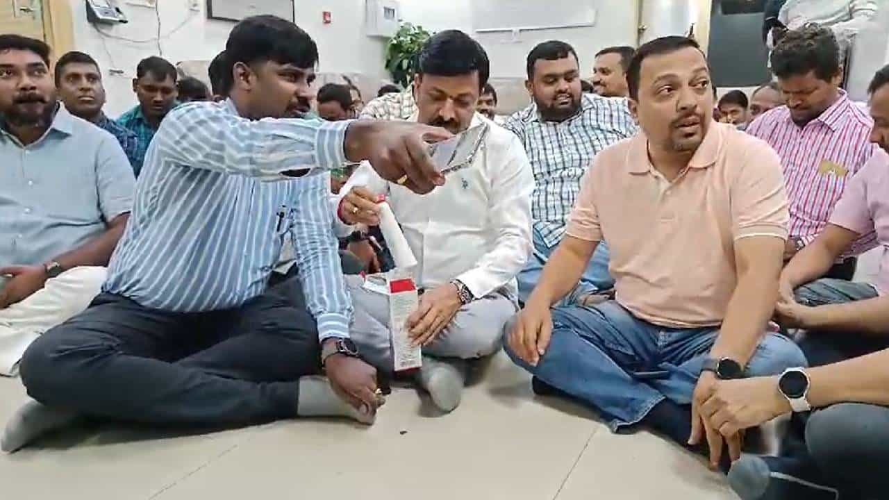 ಬೆಂಗಳೂರು: ಬಾಕಿ ಬಿಲ್ ಪಾವತಿಗೆ ಆಗ್ರಹಿಸಿ ಗುತ್ತಿಗೆದಾರರ ಪ್ರತಿಭಟನೆ, ವಿಷ ಸೇವಿಸಲು ಯತ್ನ ಬೆಂಗಳೂರು: ಬಾಕಿ ಬಿಲ್ ಪಾವತಿಗೆ ಆಗ್ರಹಿಸಿ ಗುತ್ತಿಗೆದಾರರ ಪ್ರತಿಭಟನೆ, ವಿಷ ಸೇವಿಸಲು ಯತ್ನ