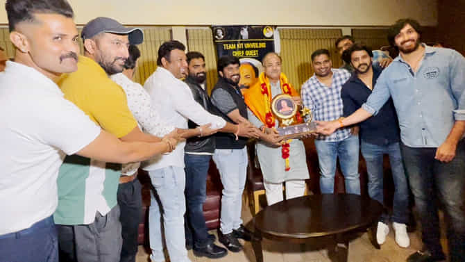 ಡಾ. ರಾಜ್ ಕ್ರಿಕೆಟ್ ಕಪ್​​​​: ಚಿನ್ನಸ್ವಾಮಿ ಕ್ರೀಡಾಂಗಣದಲ್ಲಿ ಕಿಟ್ ವಿತರಣೆ
