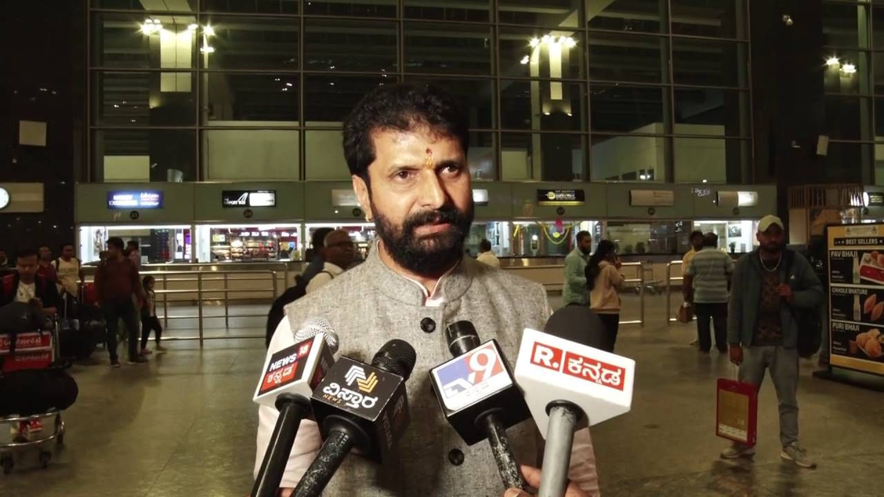 ಏನಾದರೂ ಮಾತನಾಡಿದರೆ ನಮ್ಮ ಮಾತೇ ತಿರುಗುಬಾಣವಾಗುತ್ತೆ, ತಲೆ ಮೇಲೆ ಕೈಯಿಟ್ಟು ಪರೋಕ್ಷವಾಗಿ ಅಸಮಾಧಾನ ಹೊರಹಾಕಿದ ಸಿ.ಟಿ.ರವಿ ಏನಾದರೂ ಮಾತನಾಡಿದರೆ ನಮ್ಮ ಮಾತೇ ತಿರುಗುಬಾಣವಾಗುತ್ತೆ, ತಲೆ ಮೇಲೆ ಕೈಯಿಟ್ಟು ಪರೋಕ್ಷವಾಗಿ ಅಸಮಾಧಾನ ಹೊರಹಾಕಿದ ಸಿ.ಟಿ.ರವಿ
