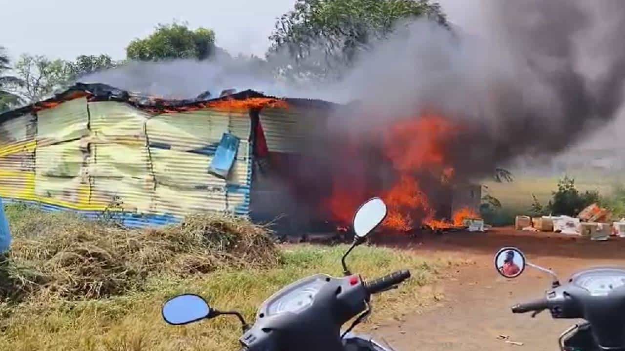 ಬೆಳಗಾವಿ: ಸಿಲಿಂಡರ್ ಸ್ಫೋಟಕ್ಕೆ ನಾಲ್ಕು ಕುರಿಗಳು ಸಜೀವ ದಹನ, ಮನೆ, 4 ಲಕ್ಷ ಹಣ ಭಸ್ಮ! ಬೆಳಗಾವಿ: ಸಿಲಿಂಡರ್ ಸ್ಫೋಟಕ್ಕೆ ನಾಲ್ಕು ಕುರಿಗಳು ಸಜೀವ ದಹನ, ಮನೆ, 4 ಲಕ್ಷ ಹಣ ಭಸ್ಮ!