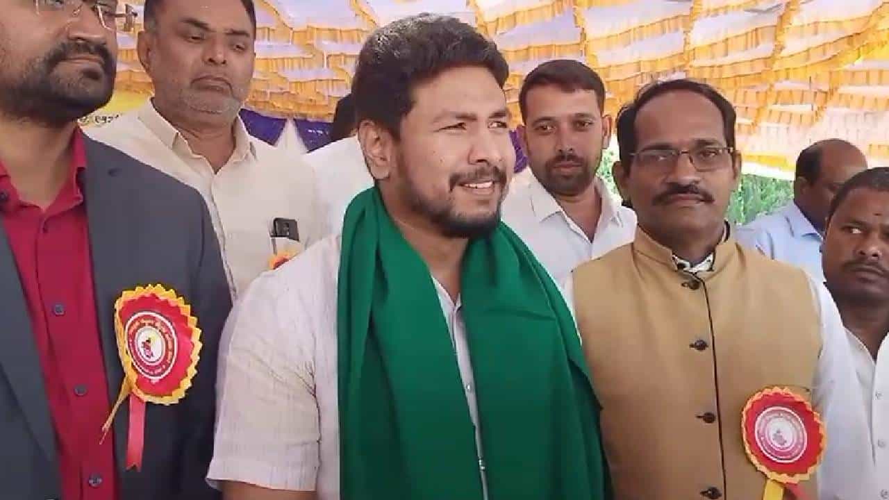 ಮೈಸೂರು ಹುಲಿ ದಾಳಿ ಪ್ರಕರಣ: ಶೀಘ್ರದಲ್ಲೇ ಕೂಂಬಿಂಗ್ ಆಪರೇಷನ್ ಮಾಡಿಸುವುದಾಗಿ ಭರವಸೆ ಕೊಟ್ಟ ಶಾಸಕ ದರ್ಶನ್ ಧ್ರುವನಾರಾಯಣ್ ಮೈಸೂರು ಹುಲಿ ದಾಳಿ ಪ್ರಕರಣ: ಶೀಘ್ರದಲ್ಲೇ ಕೂಂಬಿಂಗ್ ಆಪರೇಷನ್ ಮಾಡಿಸುವುದಾಗಿ ಭರವಸೆ ಕೊಟ್ಟ ಶಾಸಕ ದರ್ಶನ್ ಧ್ರುವನಾರಾಯಣ್