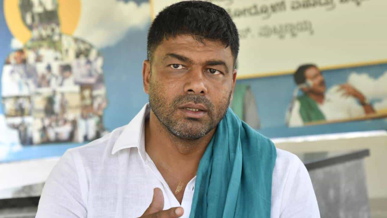 ಗೆದ್ದ 5 ತಿಂಗಳಲ್ಲಿ ಮೂರನೇ ಬಾರಿ ಅಮೆರಿಕಕ್ಕೆ ಹಾರಿದ ಶಾಸಕ ದರ್ಶನ್ ಪುಟ್ಟಣ್ಣಯ್ಯ: ಆಕ್ರೋಶ ವ್ಯಕ್ತಪಡಿಸಿದ ಕ್ಷೇತ್ರದ ಜನರು ಗೆದ್ದ 5 ತಿಂಗಳಲ್ಲಿ ಮೂರನೇ ಬಾರಿ ಅಮೆರಿಕಕ್ಕೆ ಹಾರಿದ ಶಾಸಕ ದರ್ಶನ್ ಪುಟ್ಟಣ್ಣಯ್ಯ: ಆಕ್ರೋಶ ವ್ಯಕ್ತಪಡಿಸಿದ ಕ್ಷೇತ್ರದ ಜನರು