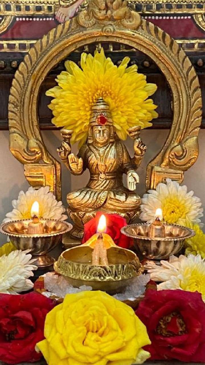 ಜನರು ಲಕ್ಷ್ಮೀ ಪೂಜೆಯನ್ನು ಮಾಡುವ ಮೂಲಕ ದೀಪಾವಳಿಯಂದು ದೇವಿಯನ್ನು ಪ್ರಾರ್ಥಿಸುತ್ತಾರೆ.