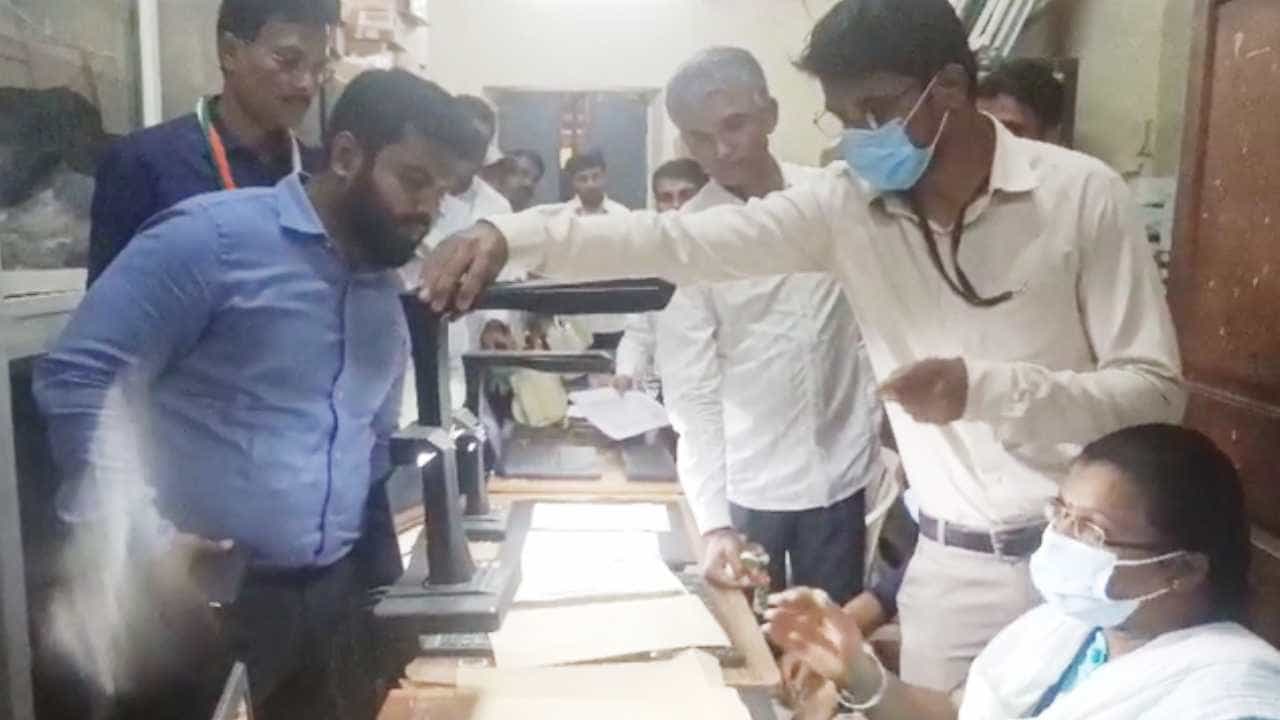 ಡಿಜಿಟಲೀಕರಣಕ್ಕೆ ಮುಂದಾದ ಕಂದಾಯ ಇಲಾಖೆ: ಬಳ್ಳಾರಿ ಜಿಲ್ಲೆಗೆ ಮೊದಲ ಸ್ಥಾನ ಡಿಜಿಟಲೀಕರಣಕ್ಕೆ ಮುಂದಾದ ಕಂದಾಯ ಇಲಾಖೆ: ಬಳ್ಳಾರಿ ಜಿಲ್ಲೆಗೆ ಮೊದಲ ಸ್ಥಾನ