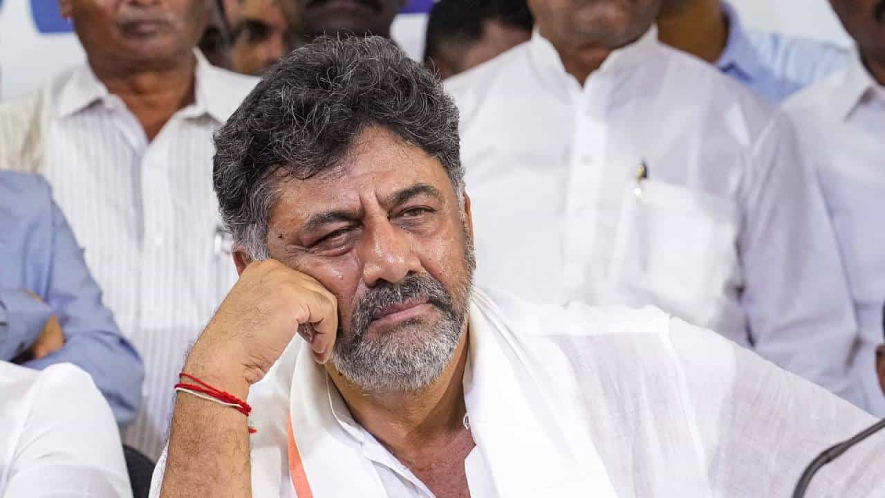 ಜಾತಿ ಗಣತಿ ವರದಿ: ಅತ್ತ ಹೈಕಮಾಂಡ್, ಇತ್ತ ಸಮುದಾಯ: ಅಡಕತ್ತರಿಯಲ್ಲಿ ಸಿಲುಕಿದ ಡಿಕೆ ಶಿವಕುಮಾರ್ ಜಾತಿ ಗಣತಿ ವರದಿ: ಅತ್ತ ಹೈಕಮಾಂಡ್, ಇತ್ತ ಸಮುದಾಯ: ಅಡಕತ್ತರಿಯಲ್ಲಿ ಸಿಲುಕಿದ ಡಿಕೆ ಶಿವಕುಮಾರ್
