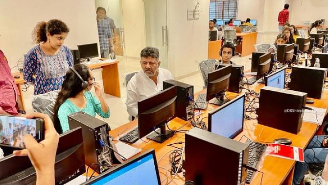 ಗ್ಯಾರಂಟಿ ಯೋಜನೆಗಳ ಫಲಾನುಭವಿಗಳಿಗೆ ಡಿಸಿಎಂ ಡಿಕೆ ಶಿವಕುಮಾರ್ ದೂರವಾಣಿ ಕರೆ ಗ್ಯಾರಂಟಿ ಯೋಜನೆಗಳ ಫಲಾನುಭವಿಗಳಿಗೆ ಡಿಸಿಎಂ ಡಿಕೆ ಶಿವಕುಮಾರ್ ದೂರವಾಣಿ ಕರೆ