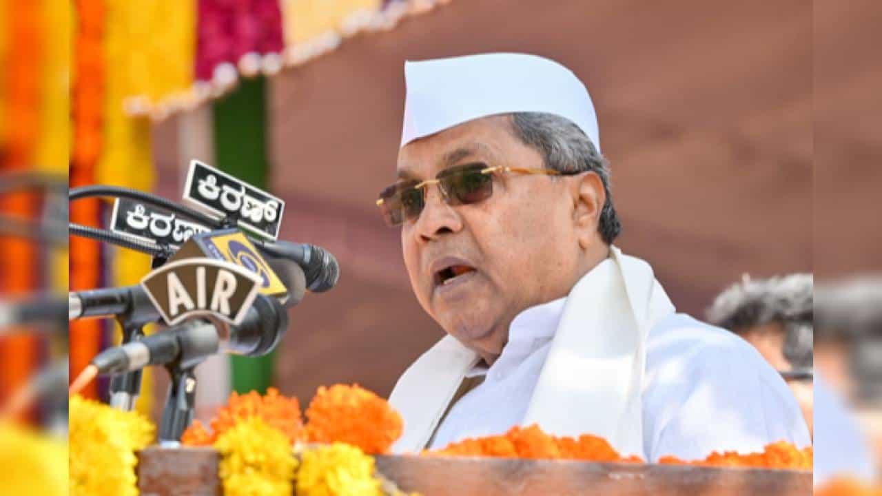 ಇಷ್ಟು ವರ್ಷವಾದ್ರೂ ಕರ್ನಾಟಕ ಕನ್ನಡಮಯವಾಗಿಲ್ಲ; ಅಸಮಾಧಾನ ಹೊರಹಾಕಿದ ಸಿಎಂ ಇಷ್ಟು ವರ್ಷವಾದ್ರೂ ಕರ್ನಾಟಕ ಕನ್ನಡಮಯವಾಗಿಲ್ಲ; ಅಸಮಾಧಾನ ಹೊರಹಾಕಿದ ಸಿಎಂ