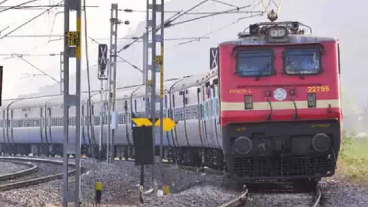 Indian Railways: ಪ್ರತಿಯೊಬ್ಬ ವಿದ್ಯಾರ್ಥಿಯೂ ತಿಳಿದುಕೊಳ್ಳಬೇಕಾದ 10 ಆಶ್ಚರ್ಯಕರ ಸಂಗತಿಗಳು Indian Railways: ಪ್ರತಿಯೊಬ್ಬ ವಿದ್ಯಾರ್ಥಿಯೂ ತಿಳಿದುಕೊಳ್ಳಬೇಕಾದ 10 ಆಶ್ಚರ್ಯಕರ ಸಂಗತಿಗಳು