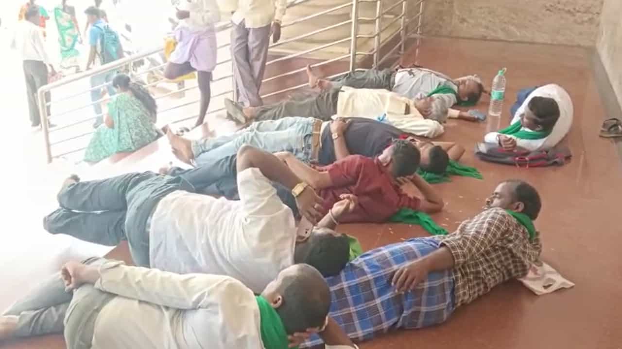 ನಂಜನಗೂಡು: ವಿನೂತನ ಪ್ರತಿಭಟನೆ, ಆಡಳಿತಭವನದಲ್ಲೇ ನಿದ್ದಮಾಡಿದ ರೈತರು ನಂಜನಗೂಡು: ವಿನೂತನ ಪ್ರತಿಭಟನೆ, ಆಡಳಿತಭವನದಲ್ಲೇ ನಿದ್ದಮಾಡಿದ ರೈತರು