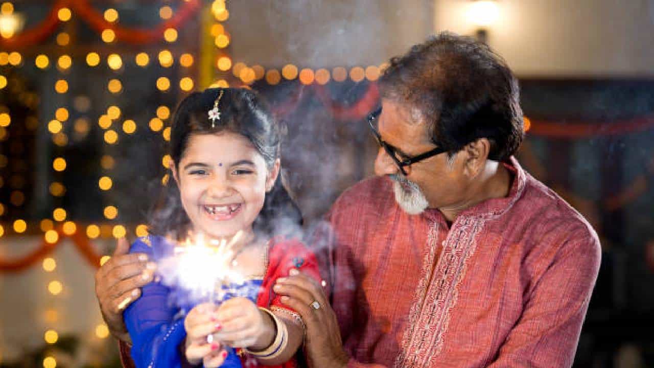 ದೀಪಾವಳಿ ಸಮೀಪಿಸುತ್ತಿದ್ದಂತೆ ಅಡುಗೆ ಮಾಡುವಾಗಲೋ, ಪಟಾಕಿ ಸಿಡಿಸುವಾಗಲೋ ಸಣ್ಣಪುಟ್ಟ ಸುಟ್ಟ ಗಾಯಗಳಾಗುವುದು ಸಾಮಾನ್ಯ. ಹೀಗಾದಾಗ ಆಯಿಂಟ್ಮೆಂಟ್ ಅಥವಾ ಸುಟ್ಟ ಗಾಯಕ್ಕೆ ಹಚ್ಚುವ ಔಷಧಿ ಮನೆಯಲ್ಲಿ ಇಲ್ಲದಿದ್ದರೆ ಟೆನ್ಷನ್ ಮಾಡಿಕೊಳ್ಳಬೇಕಾದ ಅಗತ್ಯವಿಲ್ಲ.
