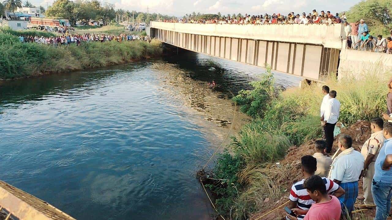ಮಂಡ್ಯ: ವಿಸಿ ನಾಲೆಗೆ ಕಾರು ಪಲ್ಟಿ, ಐವರು ಜಲಸಮಾಧಿ ಮಂಡ್ಯ: ವಿಸಿ ನಾಲೆಗೆ ಕಾರು ಪಲ್ಟಿ, ಐವರು ಜಲಸಮಾಧಿ