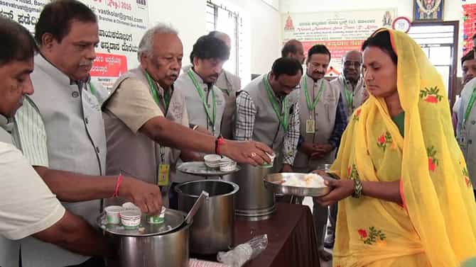 ಕೋಲಾರ: ಸರ್ಕಾರಿ ಆಸ್ಪತ್ರೆಯಲ್ಲಿ ವಾಸವಿ ಟ್ರಸ್ಟ್​ನಿಂದ ಉಚಿತ ಅನ್ನದಾನ ಸೇವೆ