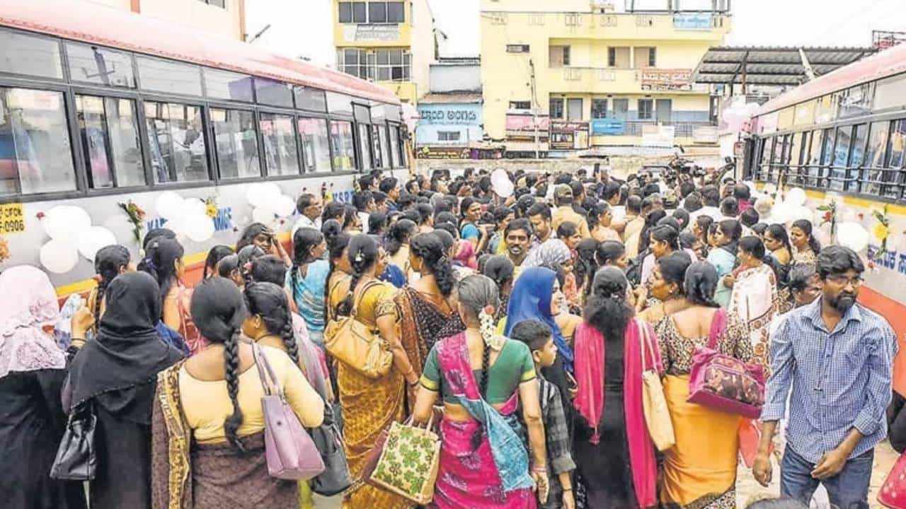 165 ದಿನಗಳಲ್ಲಿ ಶತಕೋಟಿ ದಾಟಿದ ಮಹಿಳೆಯರ ಉಚಿತ ಪ್ರಯಾಣ, ವ್ಯಯವಾಗಿದ್ದು ಎಷ್ಟು ಕೋಟಿ ಗೊತ್ತಾ? 165 ದಿನಗಳಲ್ಲಿ ಶತಕೋಟಿ ದಾಟಿದ ಮಹಿಳೆಯರ ಉಚಿತ ಪ್ರಯಾಣ, ವ್ಯಯವಾಗಿದ್ದು ಎಷ್ಟು ಕೋಟಿ ಗೊತ್ತಾ?