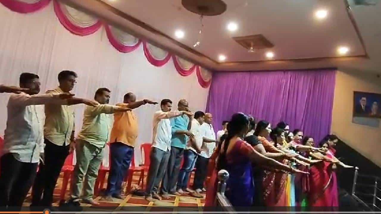 ಗದಗ: ಲವ್ ಜಿಹಾದ್ಗೆ ಬಲಿಯಾಗದಂತೆ 200 ಯುವತಿಯರಿಗೆ ಆಣೆ ಪ್ರಮಾಣ ಗದಗ: ಲವ್ ಜಿಹಾದ್ಗೆ ಬಲಿಯಾಗದಂತೆ 200 ಯುವತಿಯರಿಗೆ ಆಣೆ ಪ್ರಮಾಣ