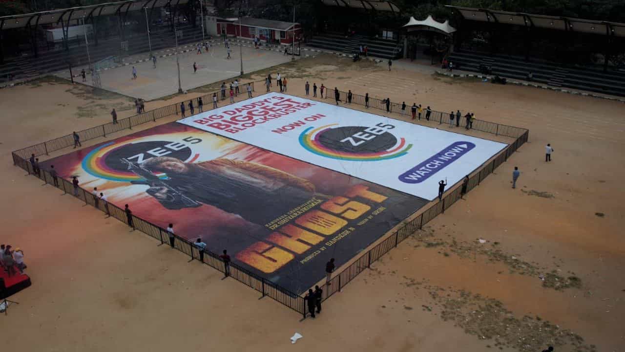 ಒಟಿಟಿಗೆ ಬಂತು ಶಿವಣ್ಣ ನಟನೆಯ ‘ಘೋಸ್ಟ್’; 10,000 ಅಡಿ ಪೋಸ್ಟರ್ ಲಾಂಚ್ ಒಟಿಟಿಗೆ ಬಂತು ಶಿವಣ್ಣ ನಟನೆಯ ‘ಘೋಸ್ಟ್’; 10,000 ಅಡಿ ಪೋಸ್ಟರ್ ಲಾಂಚ್