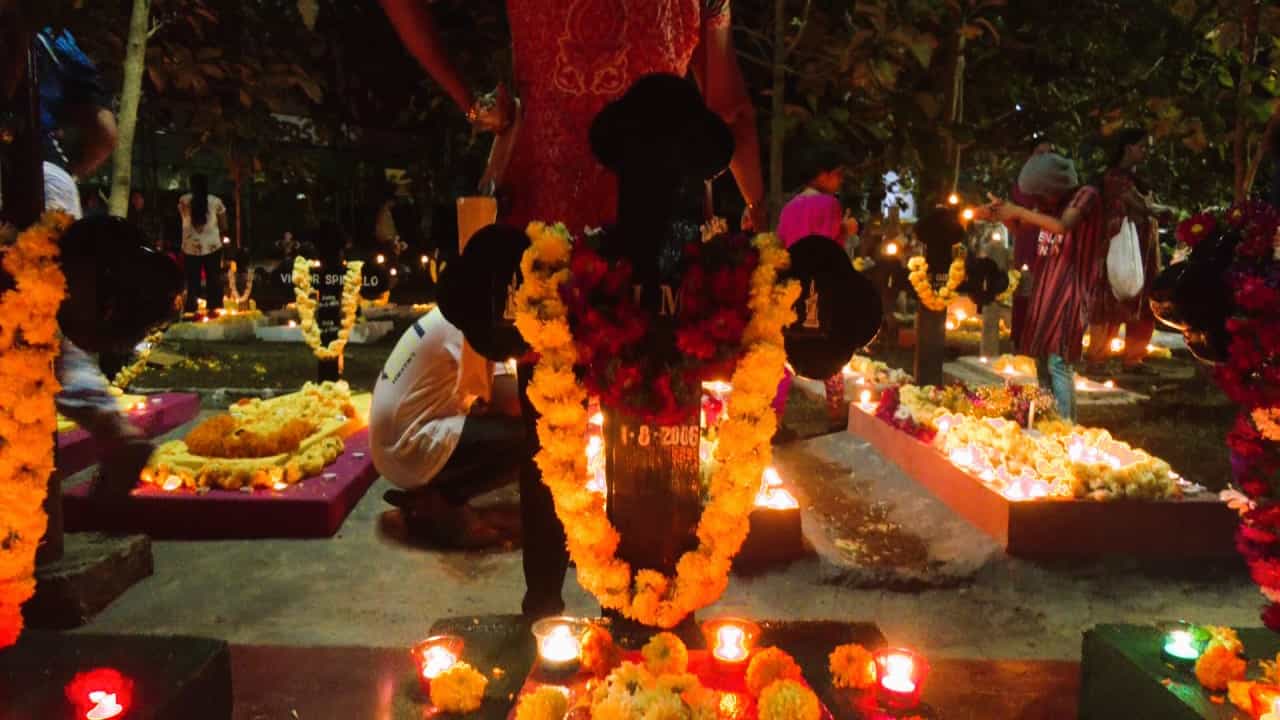 ರಾತ್ರಿ ವೇಳೆ ಸ್ಮಶಾನದಲ್ಲಿ ಗೋರಿಗಳಿಗೆ ನಡೆಯಿತು ವಿಶೇಷ ಪೂಜೆ! ಮನೆಗೆ ವಾಪಸಾದ ಮೇಲೆ ಮೃತರಿಗೆ ಇಷ್ಟದ ತಿಂಡಿ ಮಾಡಿ ಬಡಿಸಿದರು ರಾತ್ರಿ ವೇಳೆ ಸ್ಮಶಾನದಲ್ಲಿ ಗೋರಿಗಳಿಗೆ ನಡೆಯಿತು ವಿಶೇಷ ಪೂಜೆ! ಮನೆಗೆ ವಾಪಸಾದ ಮೇಲೆ ಮೃತರಿಗೆ ಇಷ್ಟದ ತಿಂಡಿ ಮಾಡಿ ಬಡಿಸಿದರು