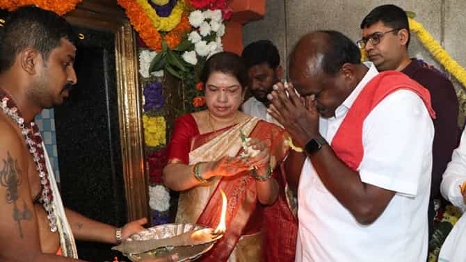 ಇಂದು ಒಂದೇ ದಿನ ಹಾಸನಾಂಬೆ ದರ್ಶನ ಪಡೆದ ಸಿದ್ದರಾಮಯ್ಯ-ಕುಮಾರಸ್ವಾಮಿ