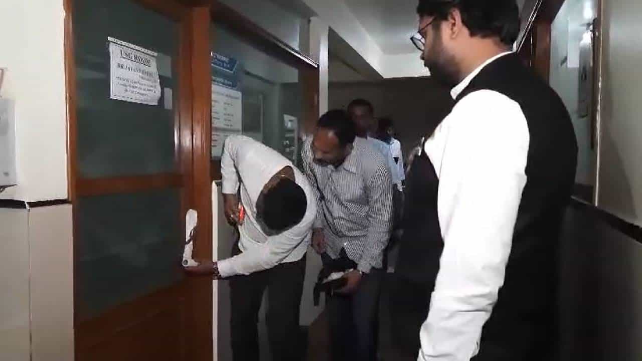 ಬೆಳಗಾವಿ: ಹೆಣ್ಣು ಭ್ರೂಣ ಪತ್ತೆ ಮಾಡುತ್ತಿದ್ದ ಆಸ್ಪತ್ರೆ ಮೇಲೆ ಆರೋಗ್ಯ ಇಲಾಖೆ ದಾಳಿ ಬೆಳಗಾವಿ: ಹೆಣ್ಣು ಭ್ರೂಣ ಪತ್ತೆ ಮಾಡುತ್ತಿದ್ದ ಆಸ್ಪತ್ರೆ ಮೇಲೆ ಆರೋಗ್ಯ ಇಲಾಖೆ ದಾಳಿ