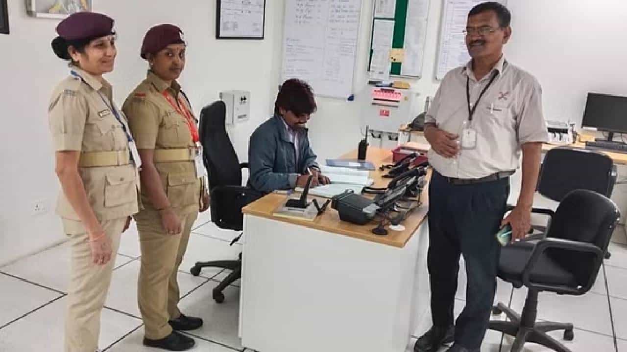 Namma Metro: ಮೆಟ್ರೋದಲ್ಲಿ ಸಿಕ್ಕ ಚಿನ್ನದುಂಗುರವನ್ನು ಮಾಲೀಕರಿಗೆ ಒಪ್ಪಿಸಿದ ಹೋಂಗಾರ್ಡ್ಸ್, ಪ್ರಾಮಾಣಿಕತೆಗೆ ಮೆಚ್ಚುಗೆ Namma Metro: ಮೆಟ್ರೋದಲ್ಲಿ ಸಿಕ್ಕ ಚಿನ್ನದುಂಗುರವನ್ನು ಮಾಲೀಕರಿಗೆ ಒಪ್ಪಿಸಿದ ಹೋಂಗಾರ್ಡ್ಸ್, ಪ್ರಾಮಾಣಿಕತೆಗೆ ಮೆಚ್ಚುಗೆ