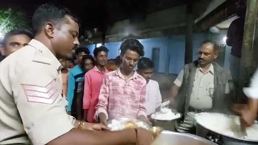 ರಾಯಚೂರು: ಅಡುಗೆ ಮಾಡದೆ ಹಾಸ್ಟೆಲ್ ಸಿಬ್ಬಂದಿ ನಾಪ್ಪತ್ತೆ, ಊಟ ರೆಡಿ ಮಾಡಿ ಬಡಿಸಿದ ಪೊಲೀಸ್ ಇನ್ಸ್ಪೆಕ್ಟರ್