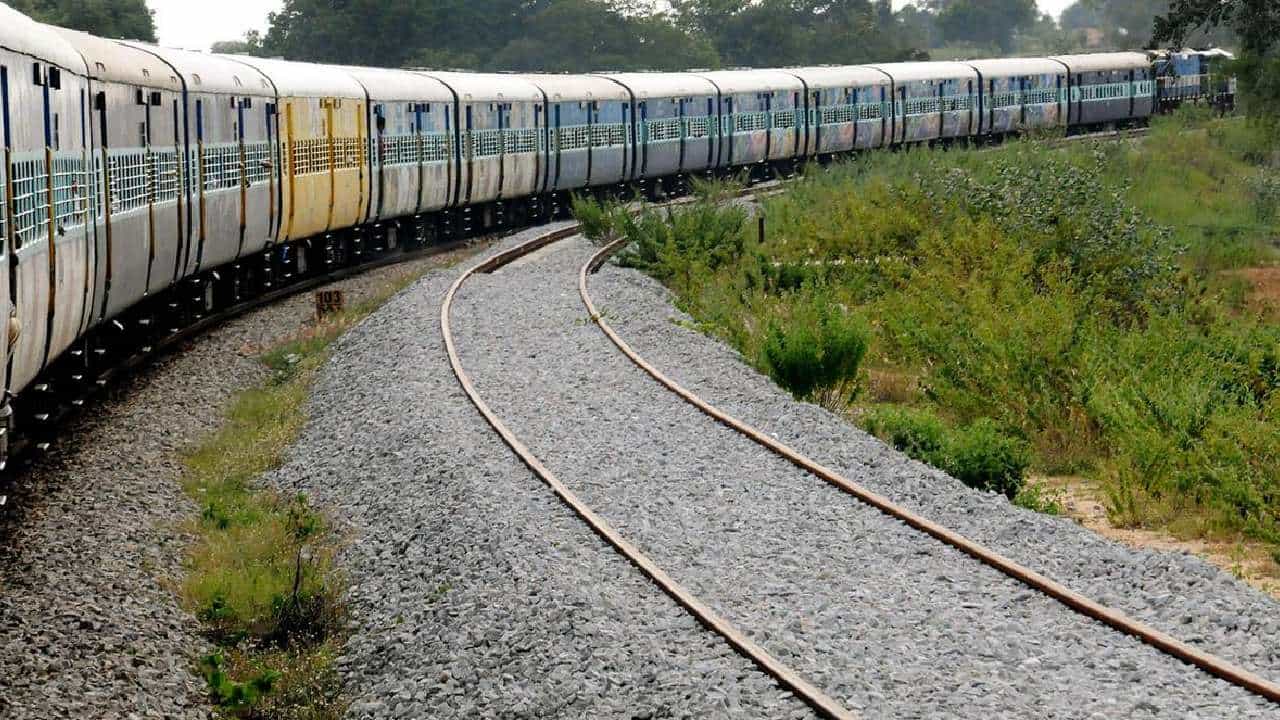 Hubballi Weekly Express Train: ಹುಬ್ಬಳ್ಳಿ ಸಾಪ್ತಾಹಿಕ ಎಕ್ಸ್ಪ್ರೆಸ್ ವಿಶೇಷ ರೈಲಿನ ಒಂದು ಟ್ರಿಪ್ ರದ್ದು Hubballi Weekly Express Train: ಹುಬ್ಬಳ್ಳಿ ಸಾಪ್ತಾಹಿಕ ಎಕ್ಸ್ಪ್ರೆಸ್ ವಿಶೇಷ ರೈಲಿನ ಒಂದು ಟ್ರಿಪ್ ರದ್ದು